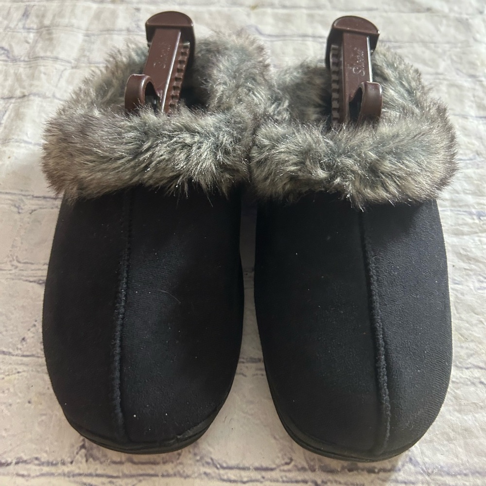 DEARFOAMS BLACK WITH GREY FAUX FUR TRIM GRIP SOLES OPEN BACK SLIPPERS SIZE 8